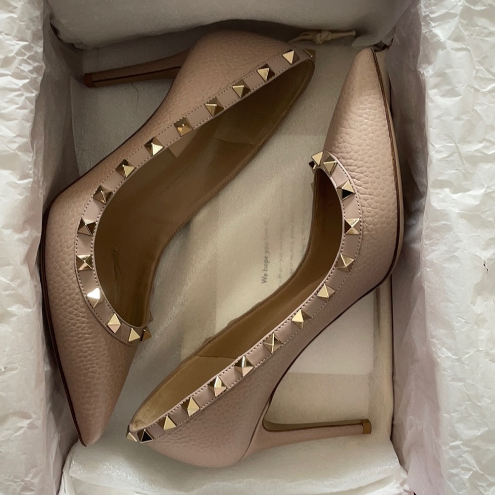 Valentino Rockstud Pointy Toe Poudre Nude Pump